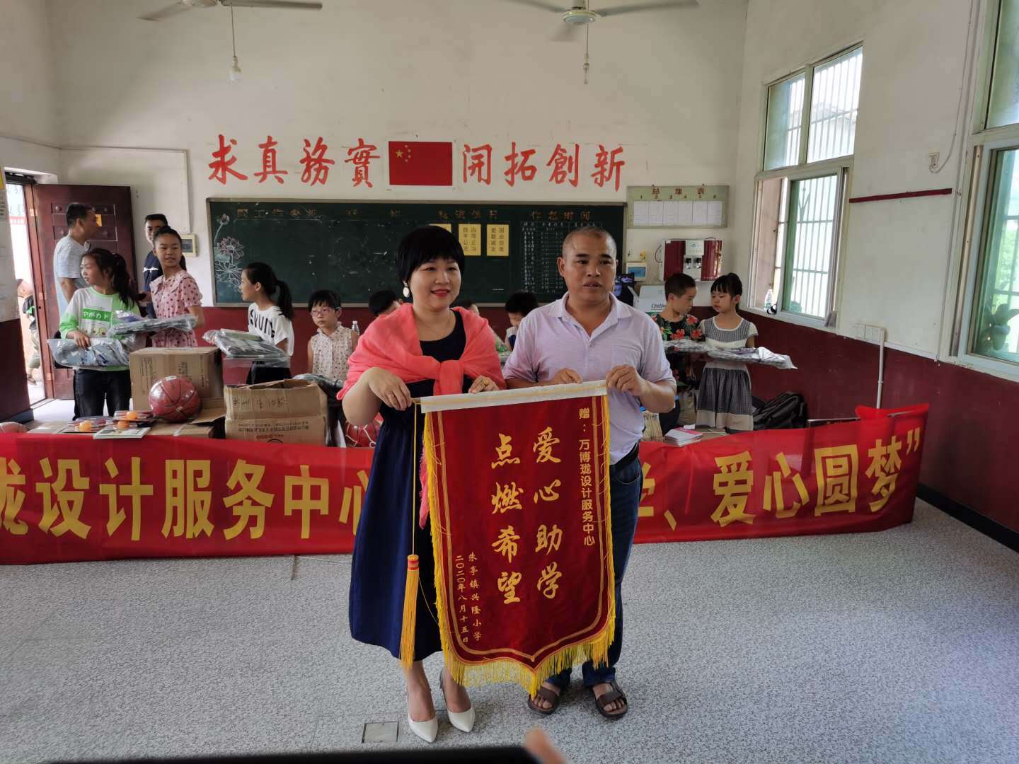 米乐m6官网-包含足球名将积极参与公益活动，用爱心传递正能量的词条